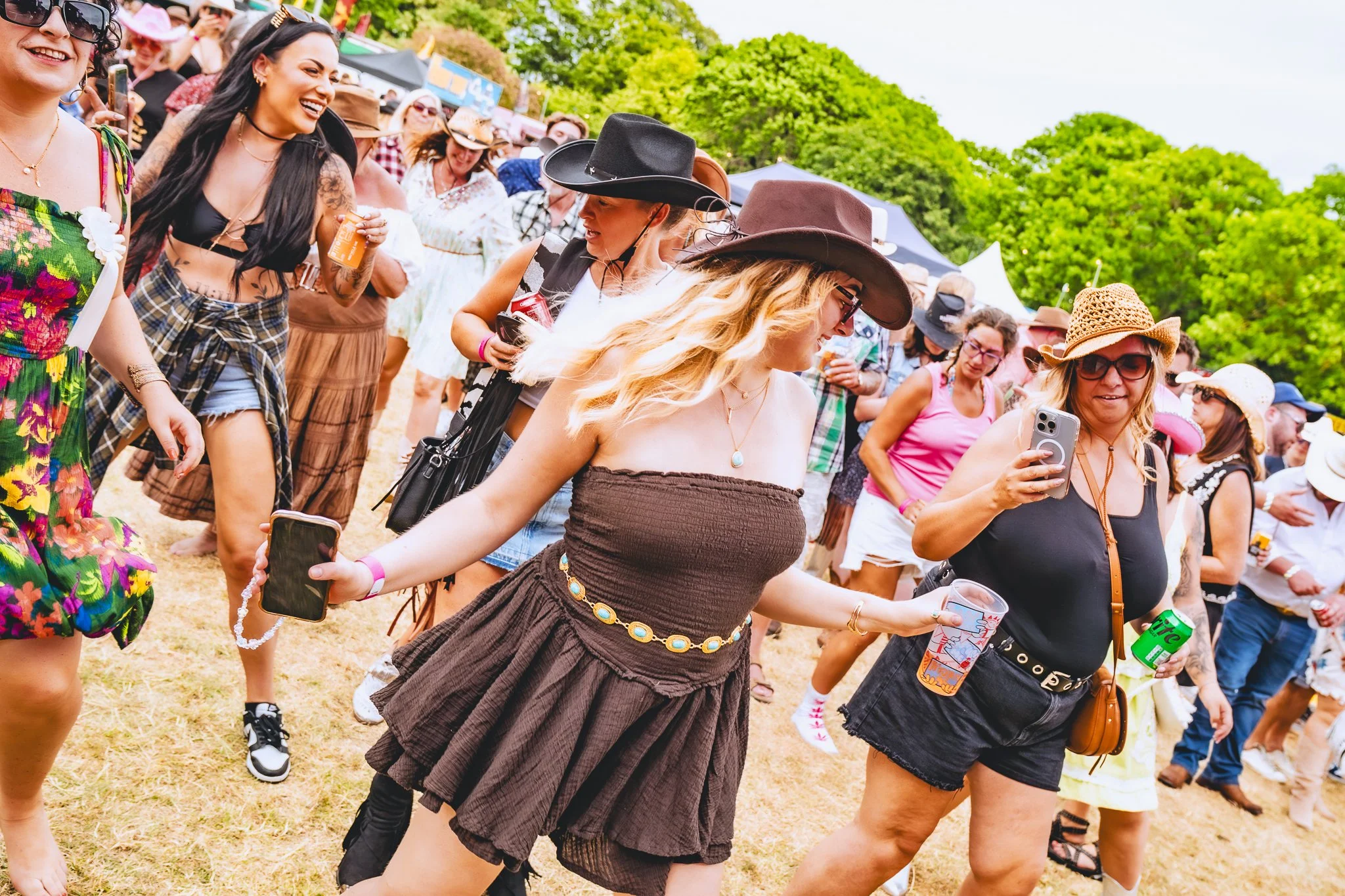 What to Wear to an Outdoor Music Festival: Practical Outfit Ideas for All-Day Events